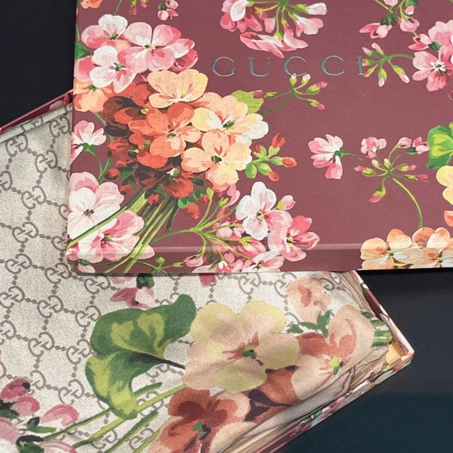 GUCCI 古馳 字紋花卉圖 90X90公分披巾/方巾/絲巾-0