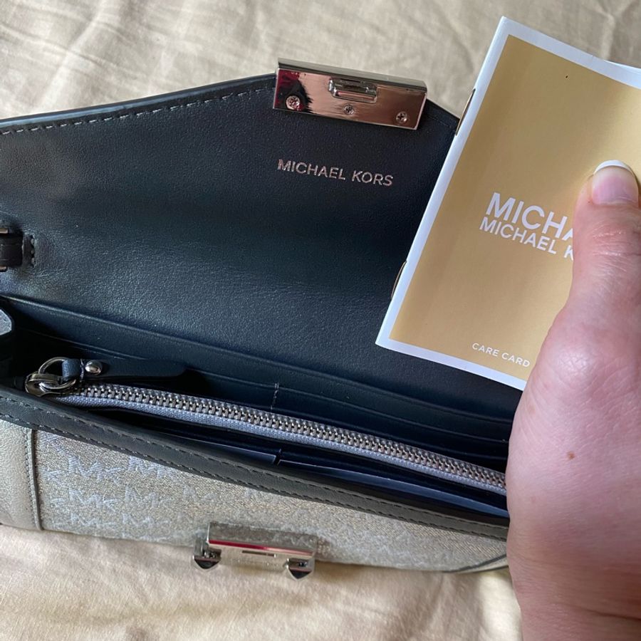 Michael Kors 黑色皮革拼接經典Logo壓釦式全新長夾-2