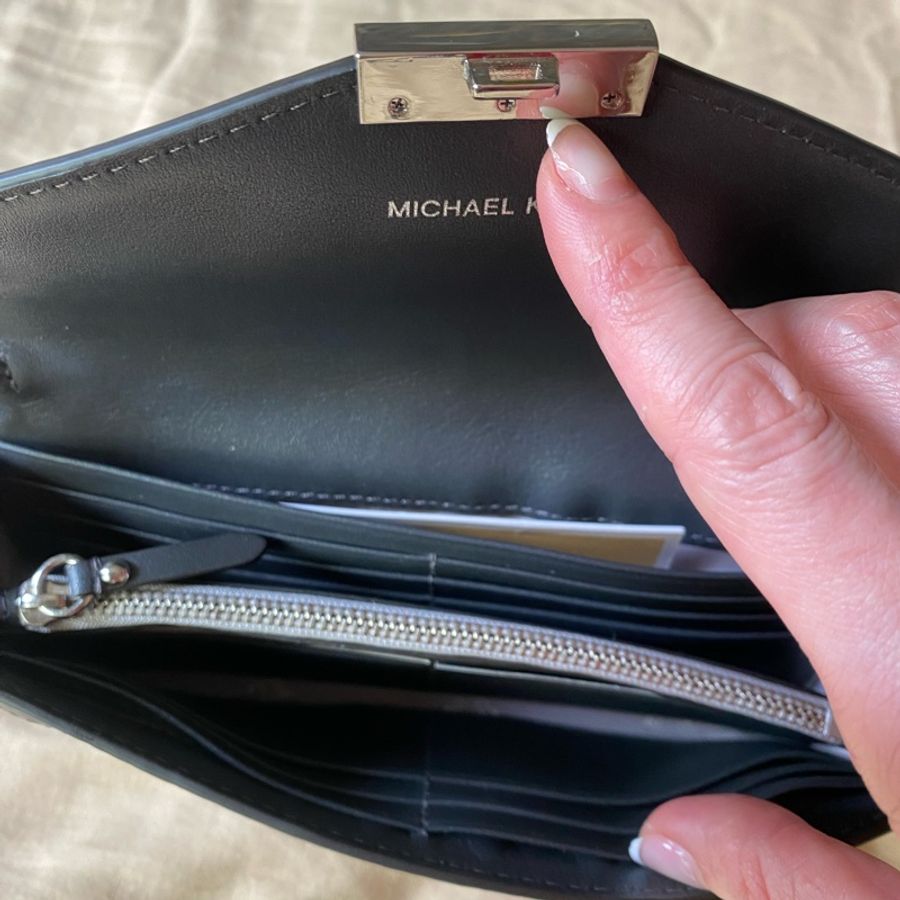 Michael Kors 黑色皮革拼接經典Logo壓釦式全新長夾-3