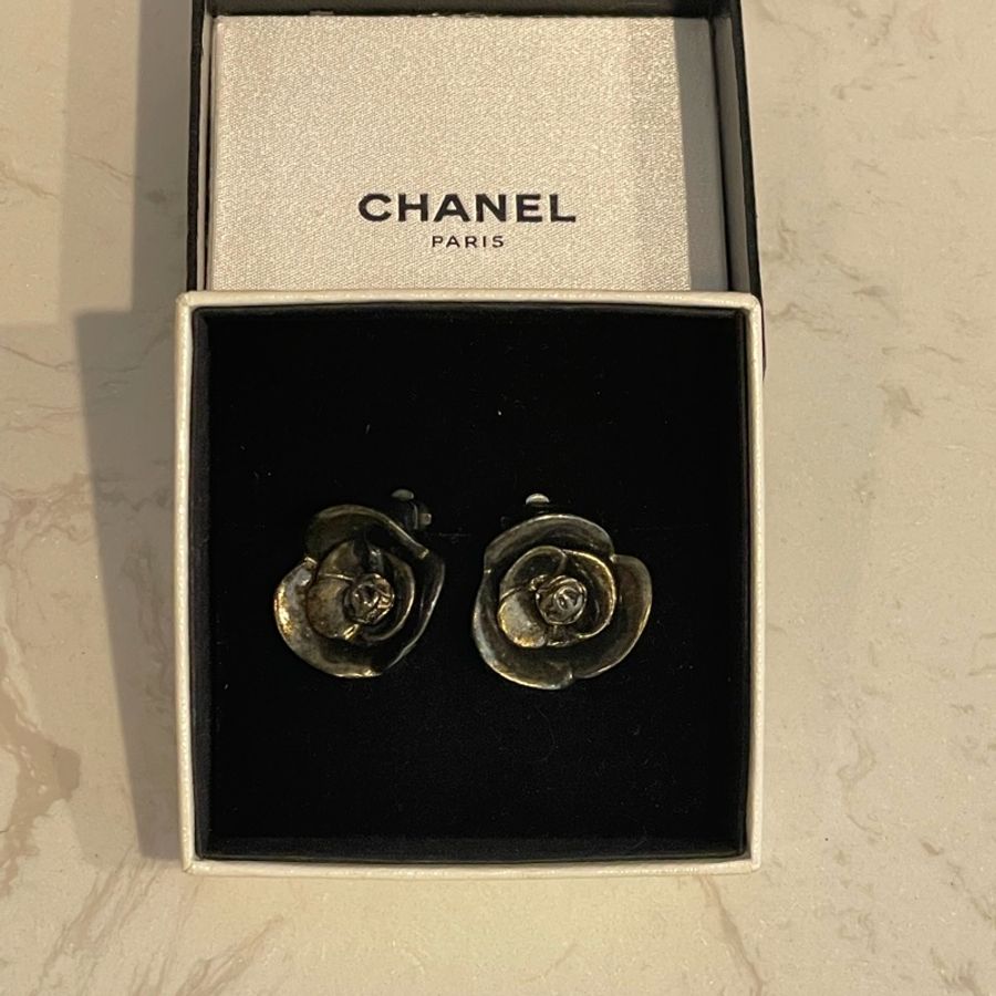 CHANEL 山茶花夾式耳環霧黑色-0