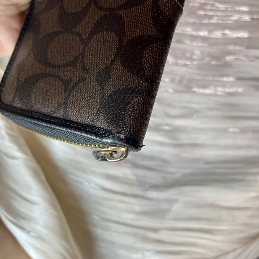 Coach老花拉鍊防刮皮長夾-8