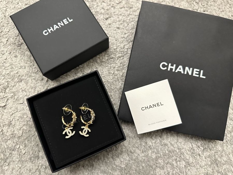 Chanel香奈兒23C 限量款耳環,全新淡金色造型小C型logo-2