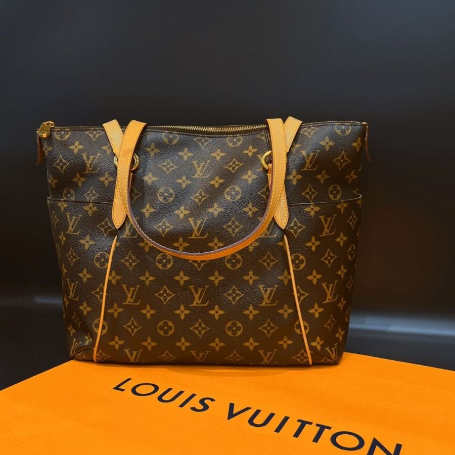 Louis Vuitton LV 老花字紋 中款 口袋天心包/側肩包/購物包-1