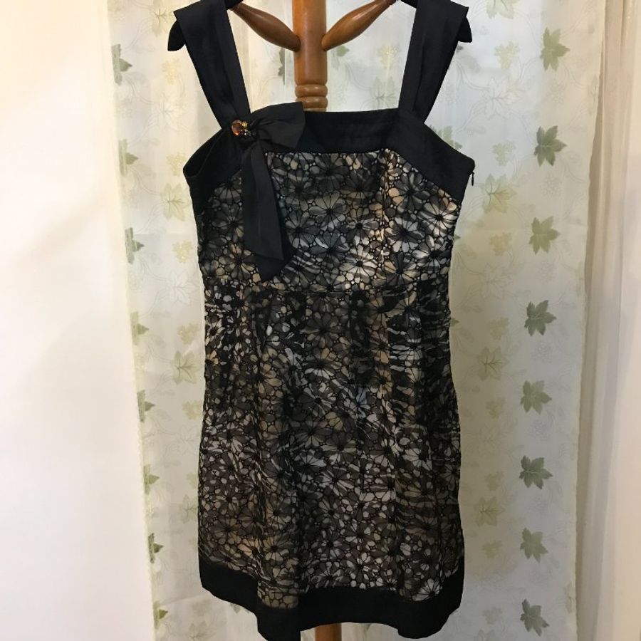 2) Jolin全新質感漂亮雕花洋裝 M-L適穿 吊牌原價9680-0