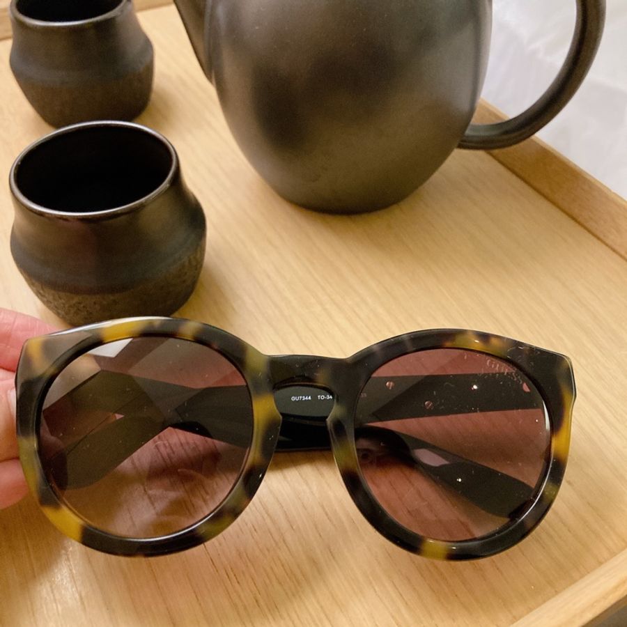 Guess玳瑁色膠框-0