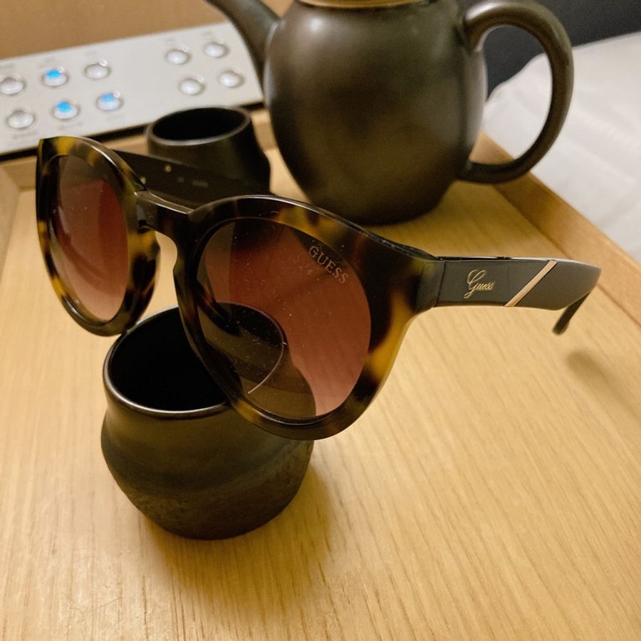 Guess玳瑁色膠框-4