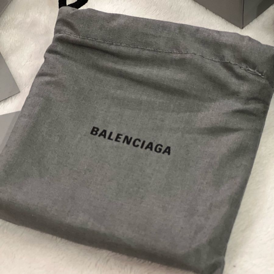 Balenciaga 巴黎世家 BB Monogram 壓花雙折錢包-10