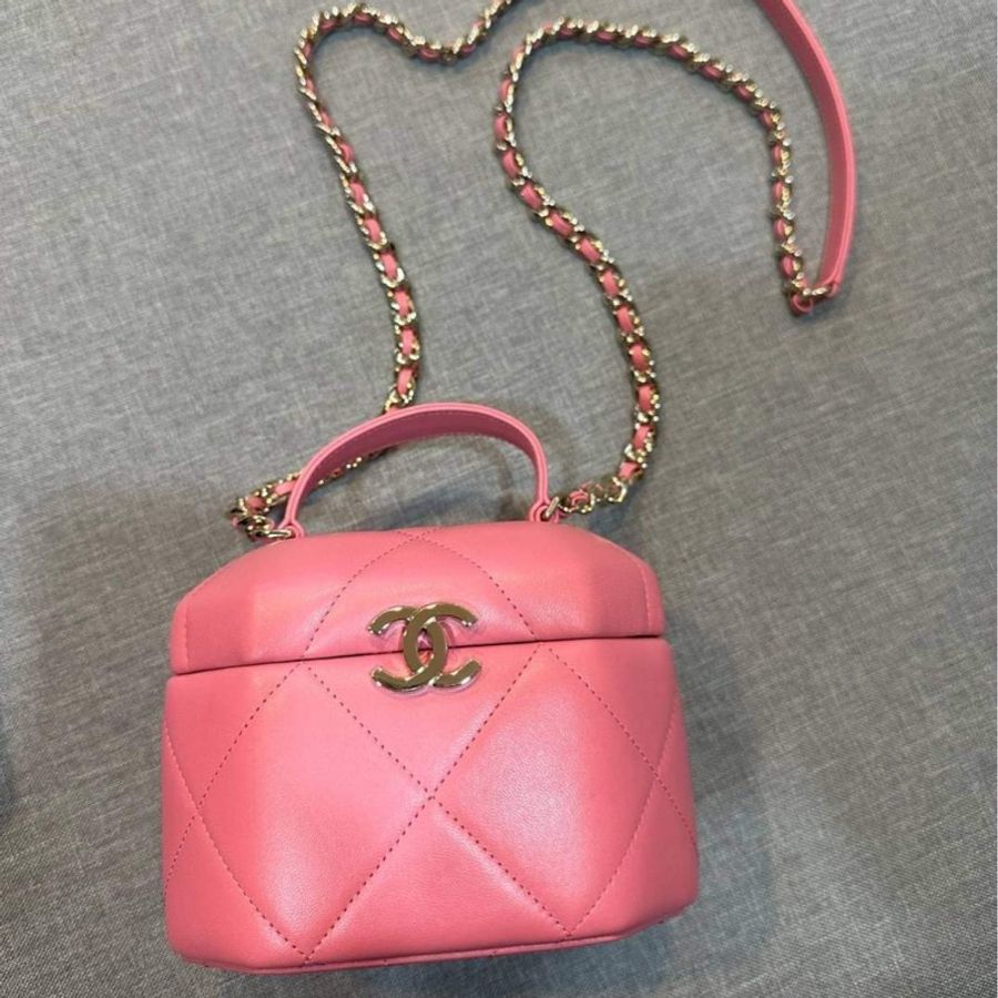 Chanel粉色 硬箱包 買了少用 在尺寸 長15cm 高13cm 芯片款 防塵袋-0