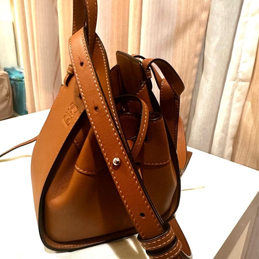 LOEWE 羅威Mini Hammock小牛皮手提/斜背吊床包-18
