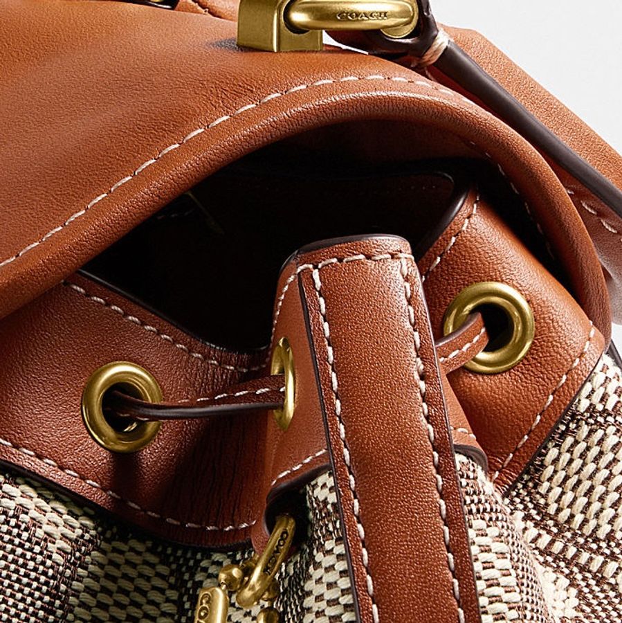 特價‼️Coach RIYA 21 經典 SIGNATURE 緹花面料後背包-1