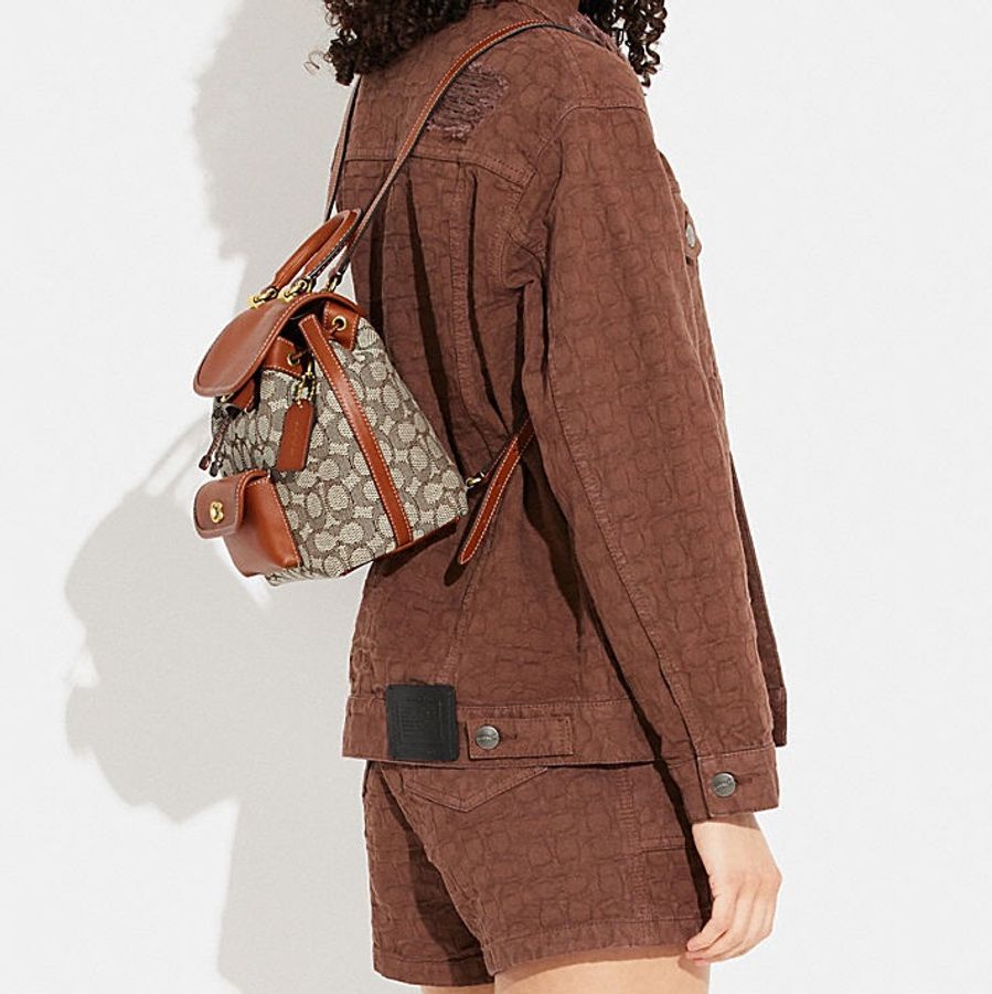 特價‼️Coach RIYA 21 經典 SIGNATURE 緹花面料後背包-4
