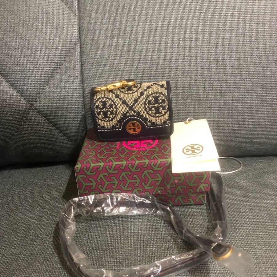 🎁附盒🉑️送禮🧚🏻♀️Tory burch 老花耳機🎧的家🏠專櫃款T Monogram緹花AirPods Pro耳機包/耳機套(深藍)l-4