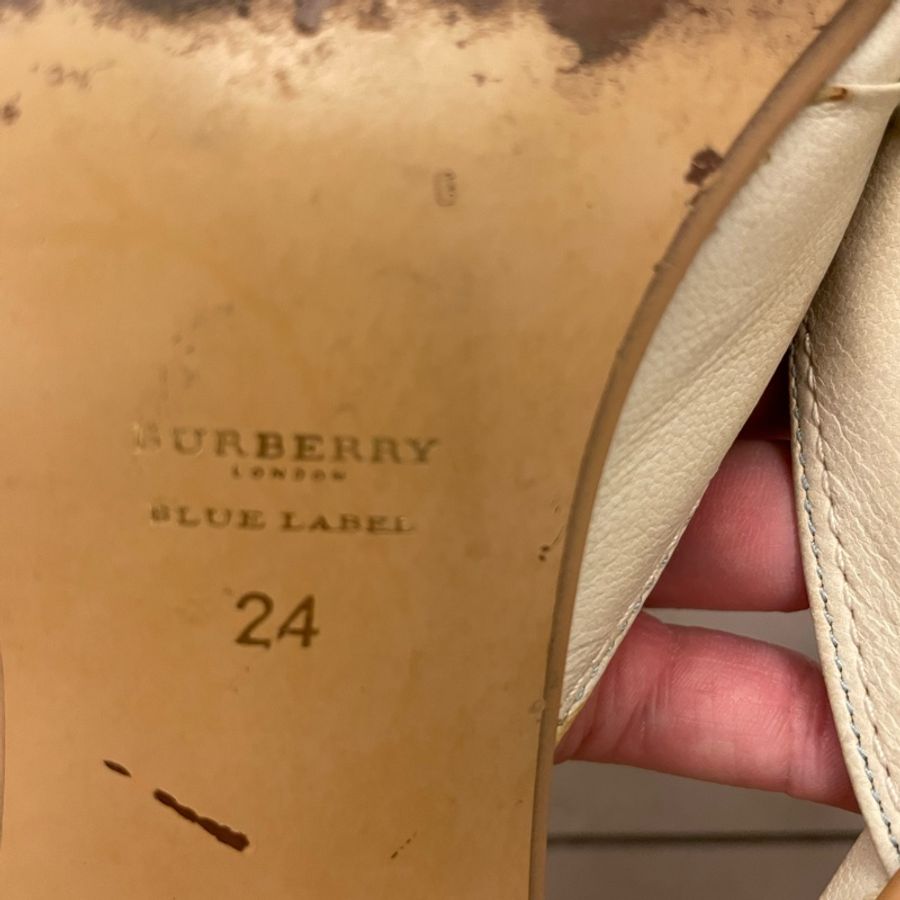 Burberry 水藍色尖頭低跟鞋-6
