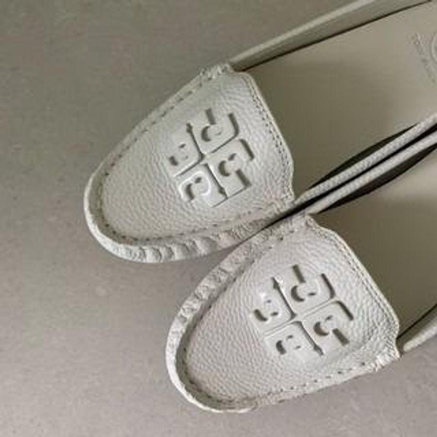 全新 美國專櫃購入Tory Burch 全真皮經典Logo平底豆豆鞋(白) 明星、模特兒們私下的心頭好／TB／豆豆鞋／好走好搭-4