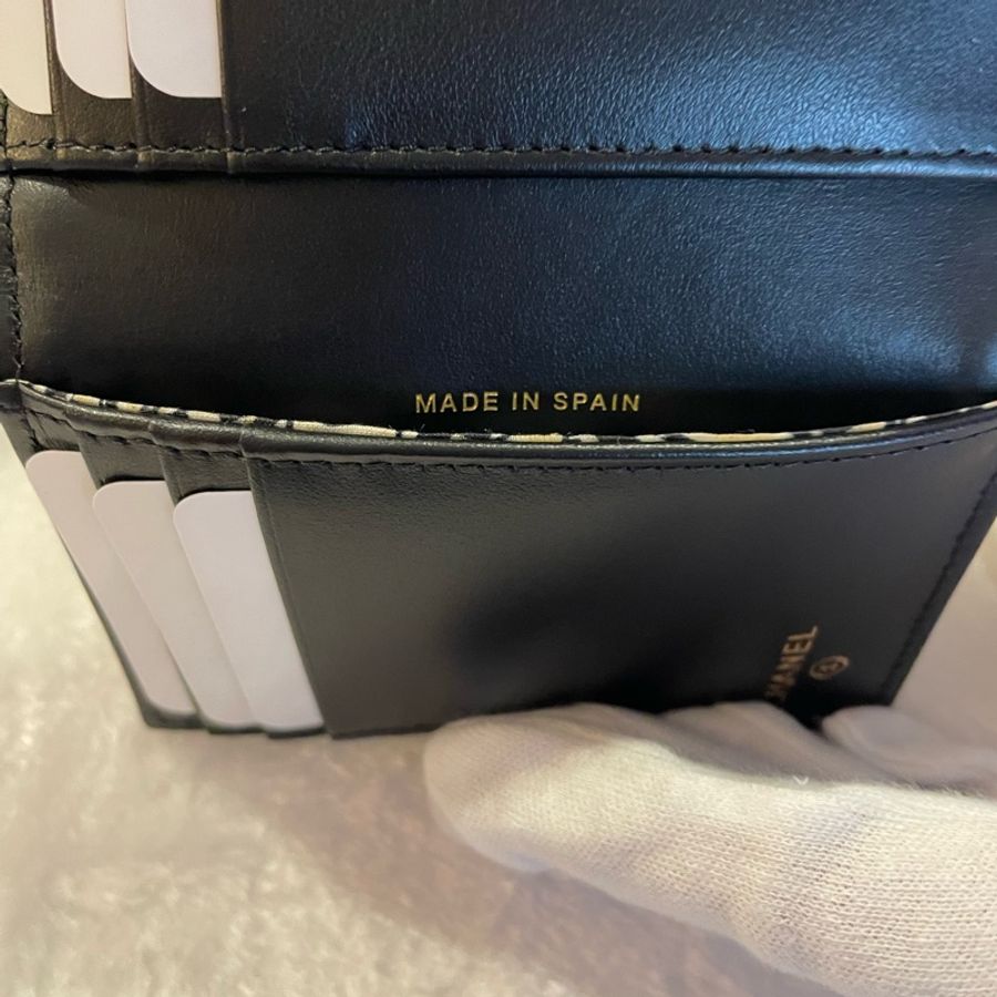 全新Chanel 23C 限量款荔枝黑皮淡金釦絲巾三折卡包-5