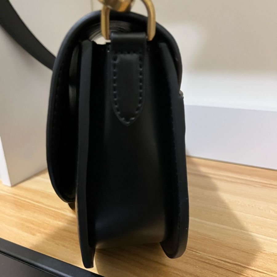 CHARLES & KEITH 小ck 黑色M號馬鞍包-1