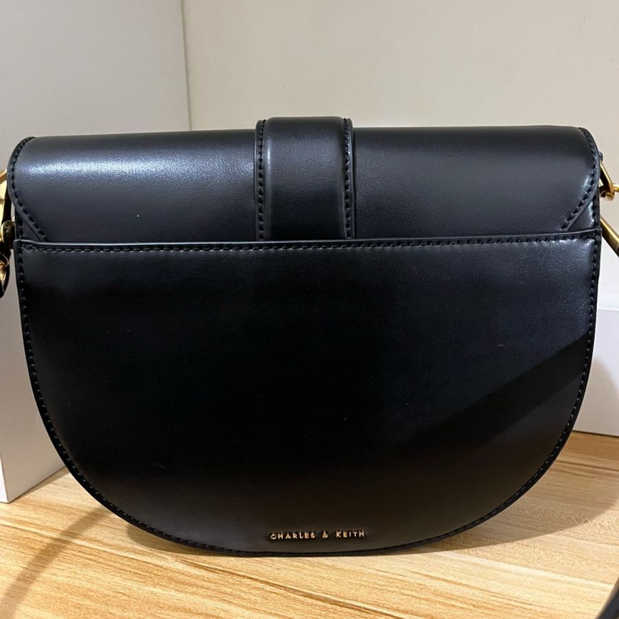 CHARLES & KEITH 小ck 黑色M號馬鞍包-2