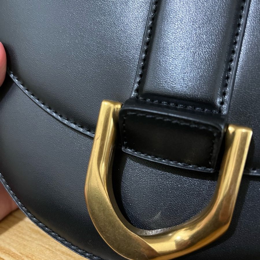 CHARLES & KEITH 小ck 黑色M號馬鞍包-6