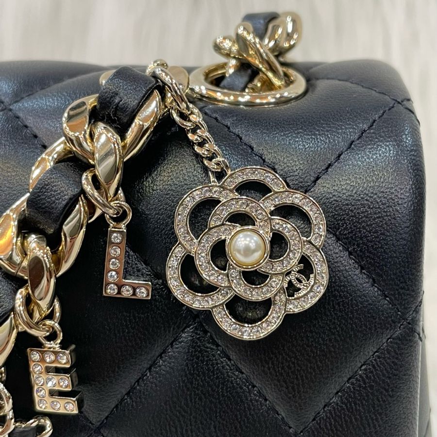 限量版Chanel AS2326黑羊皮金釦徽章吊飾CF 20斜背包-10