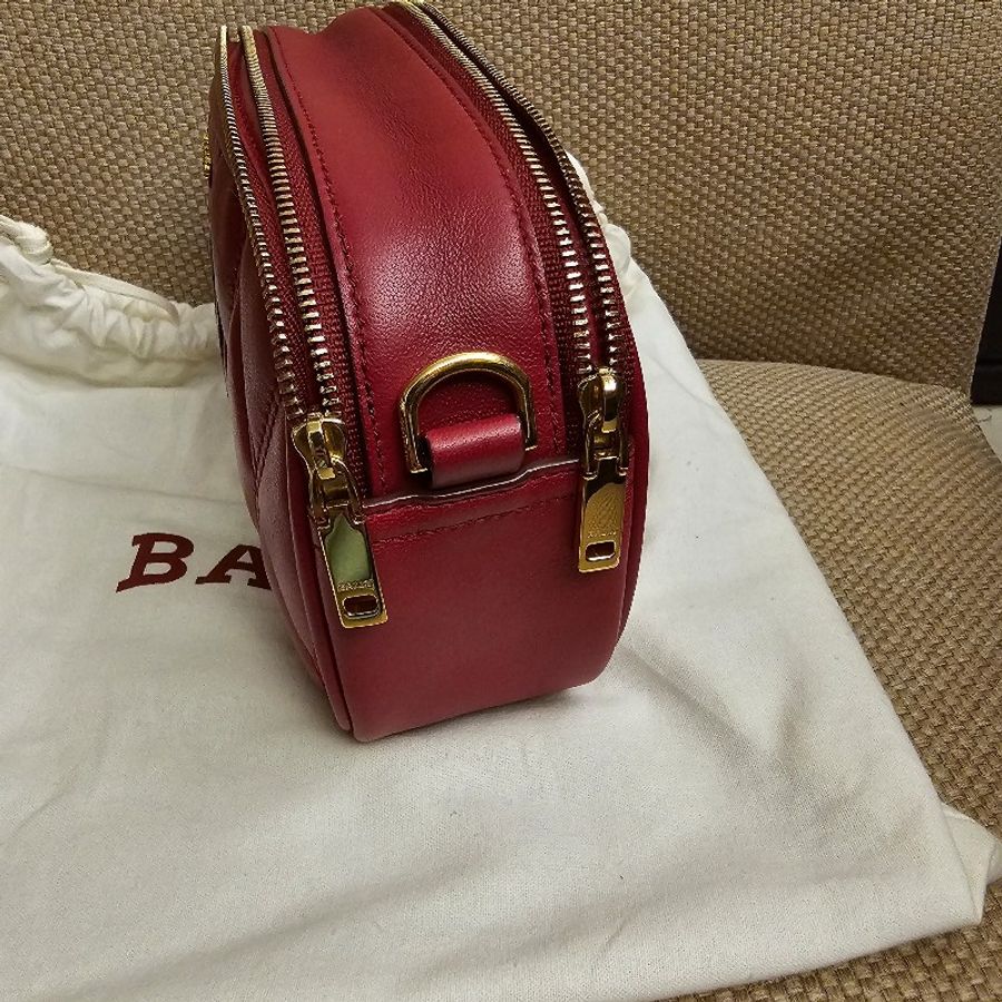 bally (全新全配)紅色相機包-8