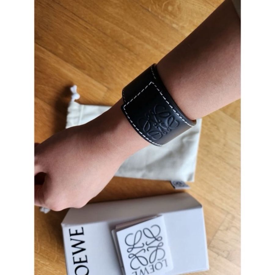 西班牙 Loewe logo 瞬扣小牛皮革手環 slap bracelet-9