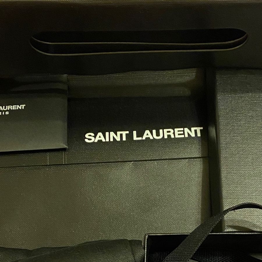 CASSANDRE SAINT LAURENT MATELASSÉ 粒面壓花皮革翻蓋卡包-7