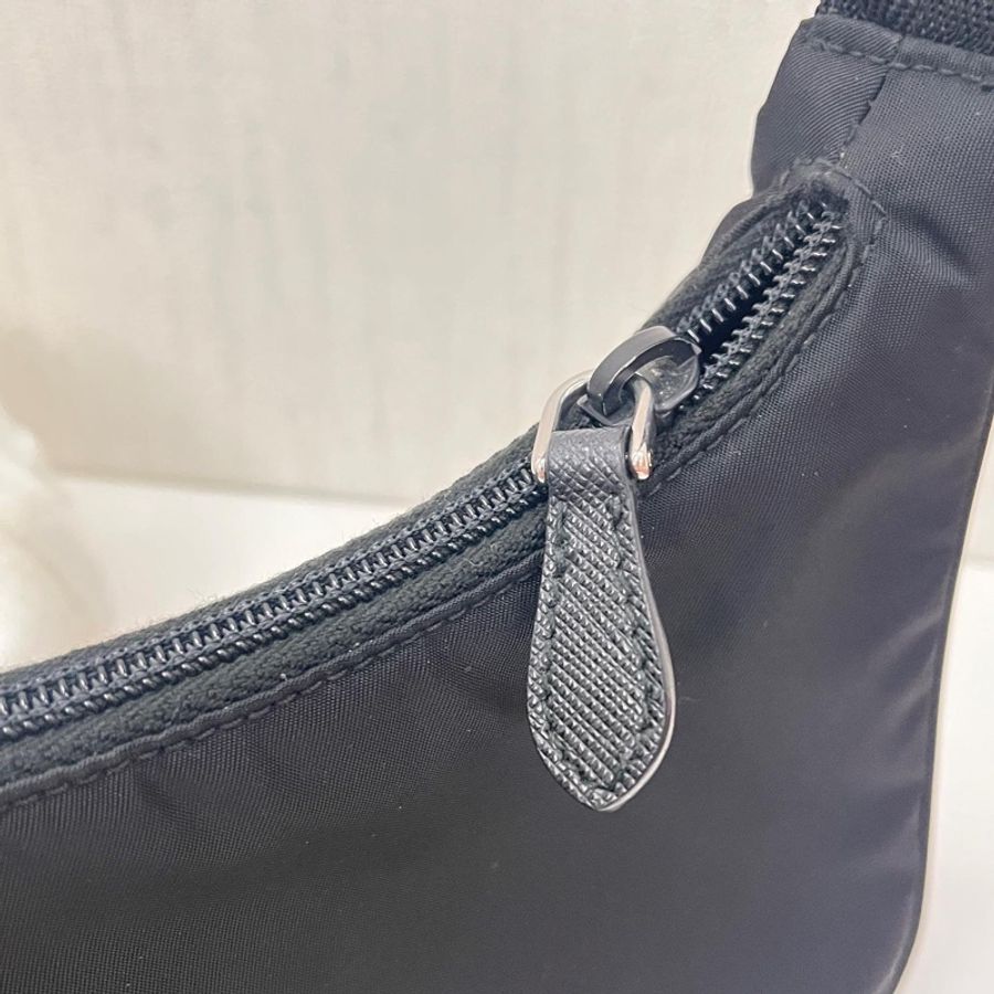 Prada Re-Edition 2000 hobo包 肩背包 腋下包-4
