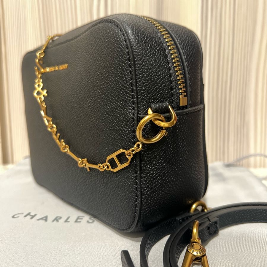 「CHARLES & KEITH」LOGO細鏈小方包-1