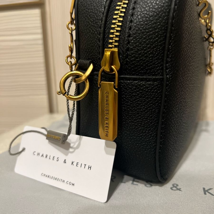 「CHARLES & KEITH」LOGO細鏈小方包-2