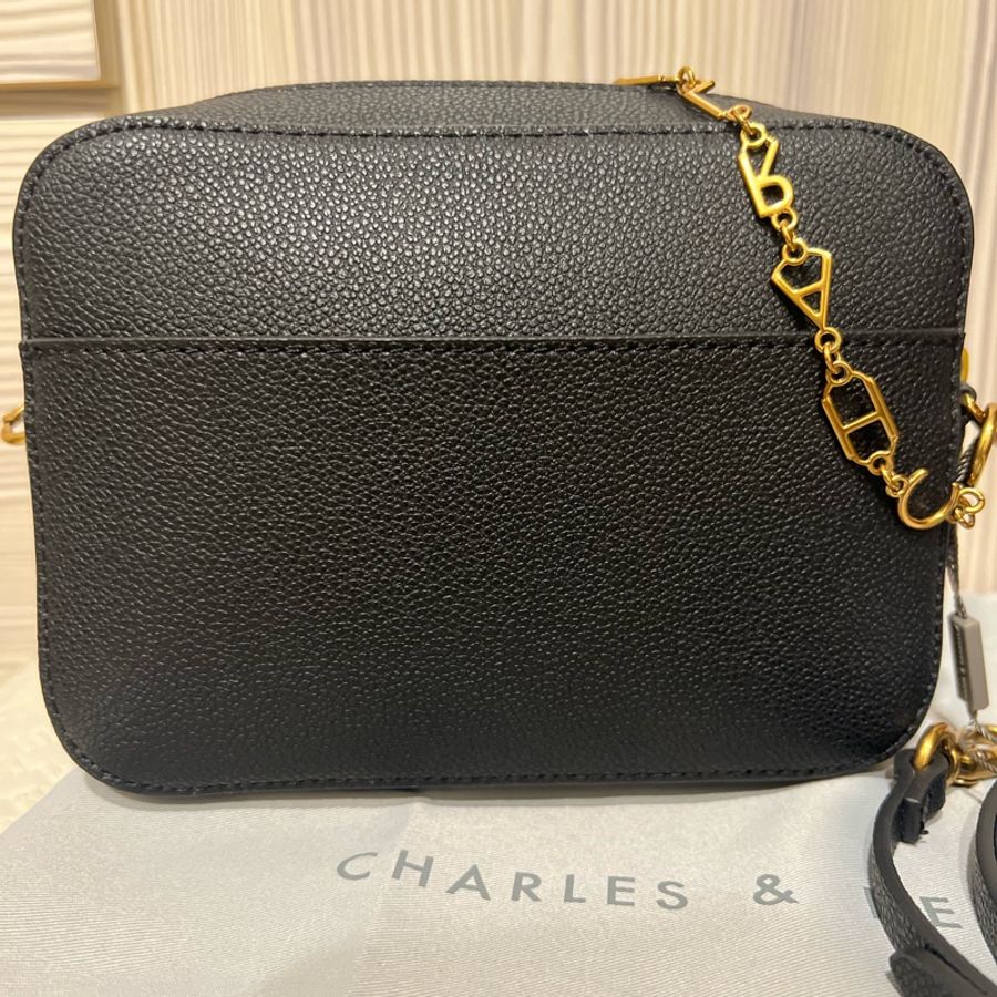 「CHARLES & KEITH」LOGO細鏈小方包-3