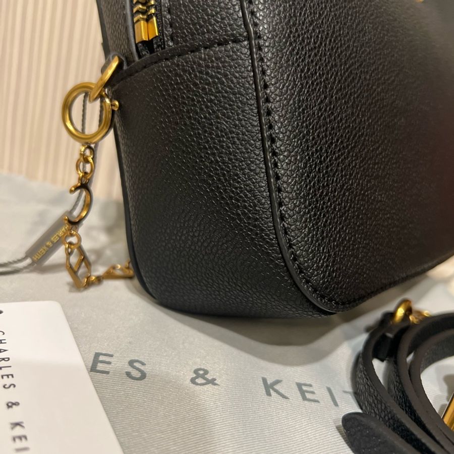 「CHARLES & KEITH」LOGO細鏈小方包-8