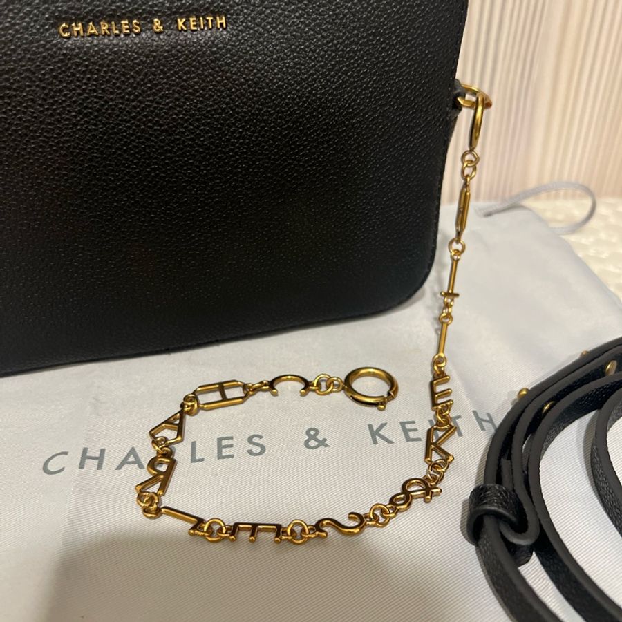 「CHARLES & KEITH」LOGO細鏈小方包-11