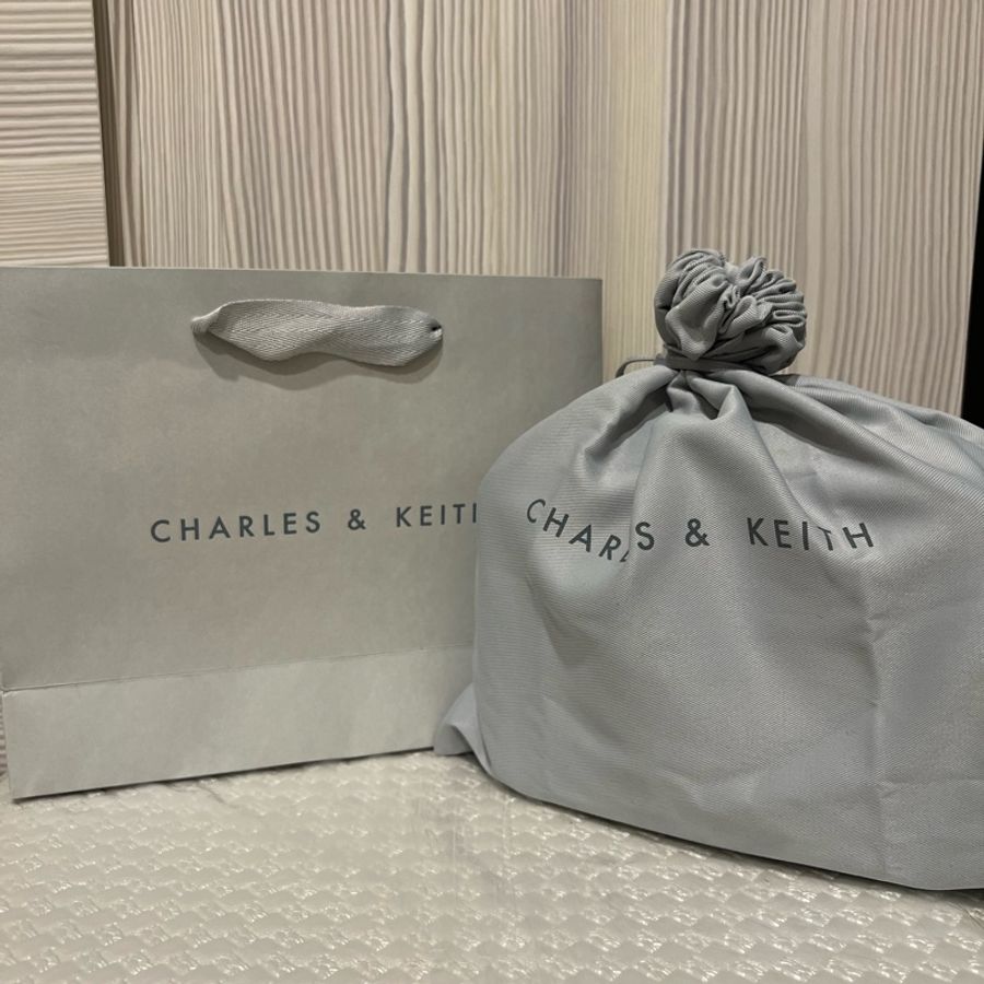「CHARLES & KEITH」LOGO細鏈小方包-13