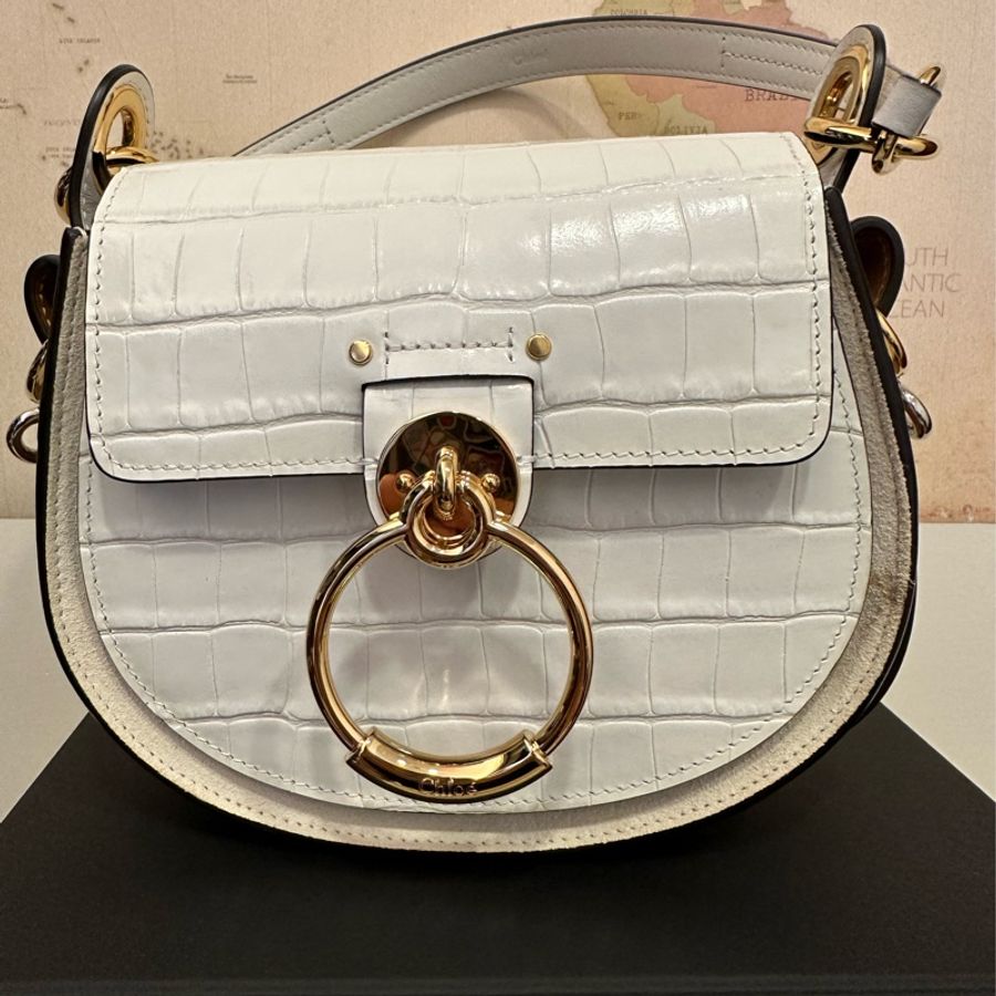 誠可議 Chloe small Tess bag brilliant white 小牛皮拼接麂皮 釦環設計 亮白色鱷魚壓紋 雙層背帶 肩背包側背包 馬鞍包 手提包-4