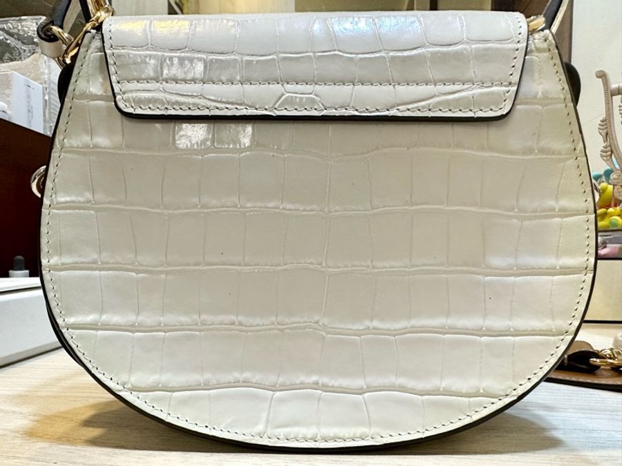 誠可議 Chloe small Tess bag brilliant white 小牛皮拼接麂皮 釦環設計 亮白色鱷魚壓紋 雙層背帶 肩背包側背包 馬鞍包 手提包-9