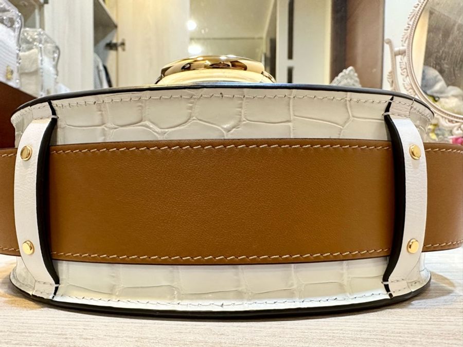 誠可議 Chloe small Tess bag brilliant white 小牛皮拼接麂皮 釦環設計 亮白色鱷魚壓紋 雙層背帶 肩背包側背包 馬鞍包 手提包-12