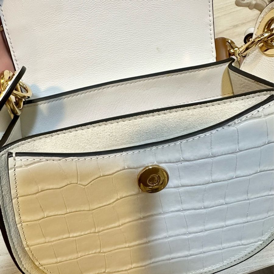 誠可議 Chloe small Tess bag brilliant white 小牛皮拼接麂皮 釦環設計 亮白色鱷魚壓紋 雙層背帶 肩背包側背包 馬鞍包 手提包-14