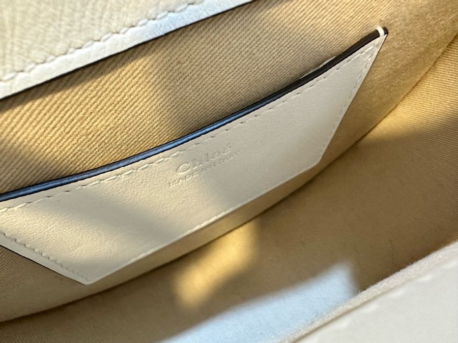誠可議 Chloe small Tess bag brilliant white 小牛皮拼接麂皮 釦環設計 亮白色鱷魚壓紋 雙層背帶 肩背包側背包 馬鞍包 手提包-16