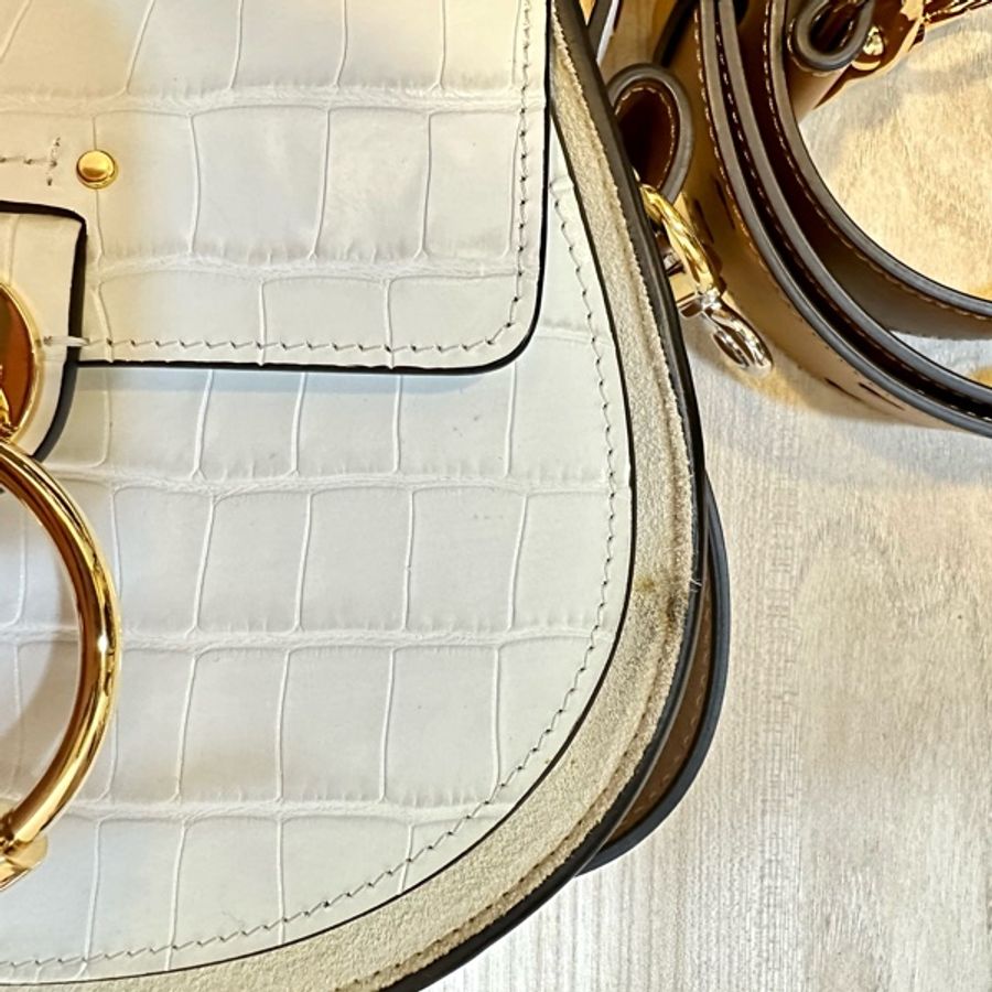 誠可議 Chloe small Tess bag brilliant white 小牛皮拼接麂皮 釦環設計 亮白色鱷魚壓紋 雙層背帶 肩背包側背包 馬鞍包 手提包-17