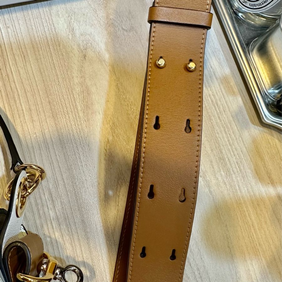 誠可議 Chloe small Tess bag brilliant white 小牛皮拼接麂皮 釦環設計 亮白色鱷魚壓紋 雙層背帶 肩背包側背包 馬鞍包 手提包-18