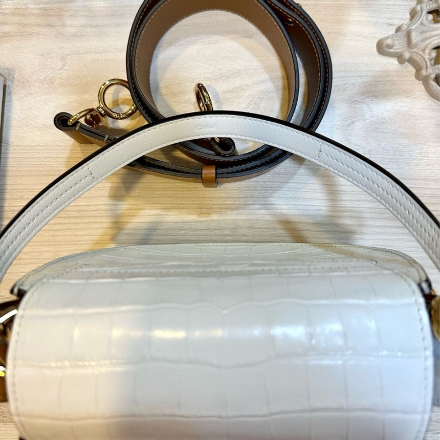 誠可議 Chloe small Tess bag brilliant white 小牛皮拼接麂皮 釦環設計 亮白色鱷魚壓紋 雙層背帶 肩背包側背包 馬鞍包 手提包-19