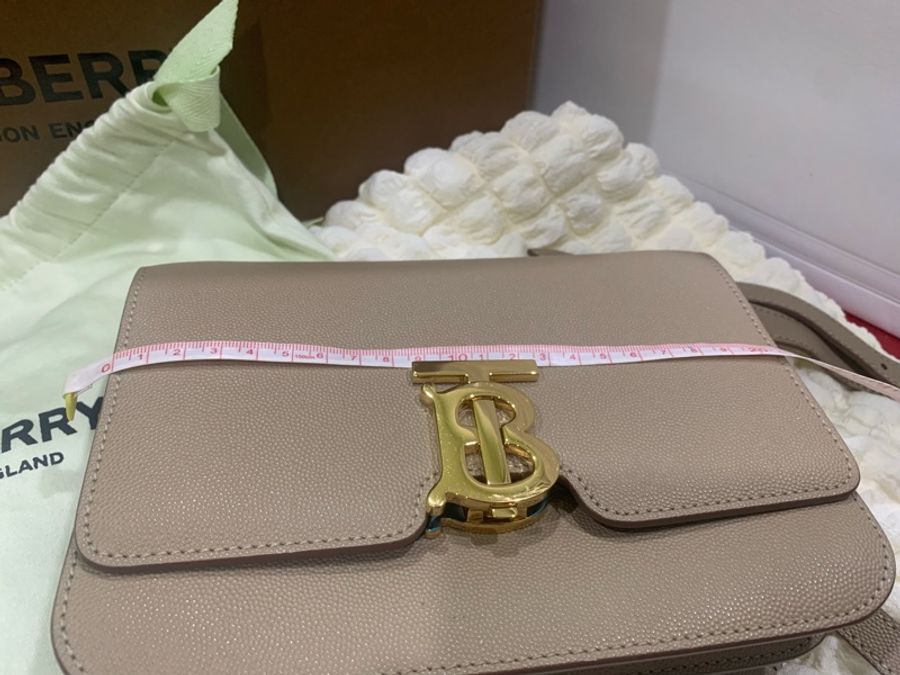 Burberry TB 粒紋 皮革 方包 奶茶色-9