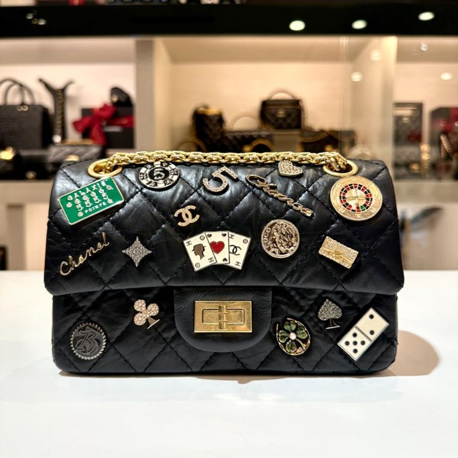 CHANEL 復古小牛皮限量立體徽章黑金2.55復刻包-0
