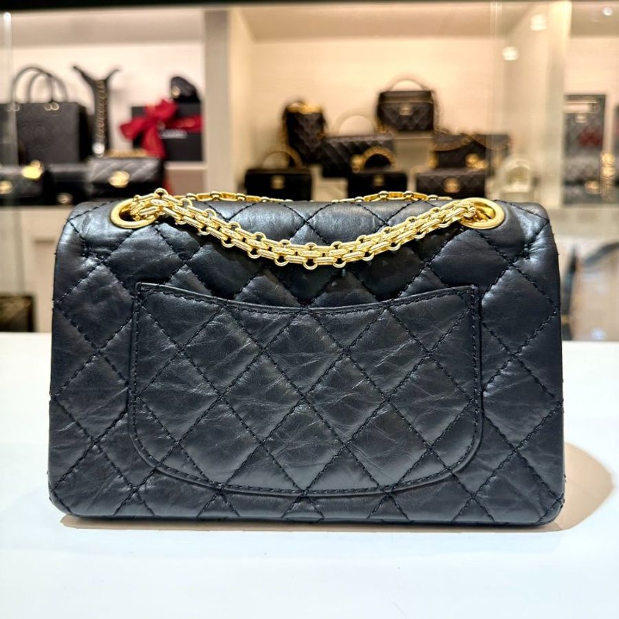 CHANEL 復古小牛皮限量立體徽章黑金2.55復刻包-2
