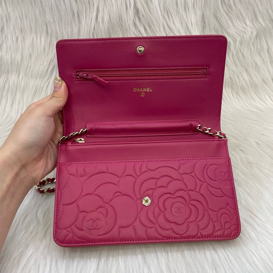 Chanel A47421桃粉色山茶花壓紋金釦woc斜背包-11