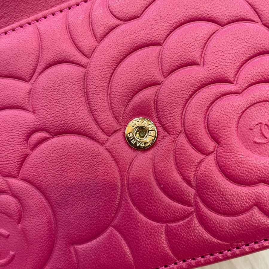 Chanel A47421桃粉色山茶花壓紋金釦woc斜背包-13