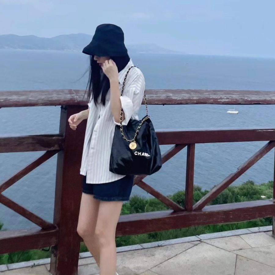 【台灣現貨】Chanel 香奈兒 22 小號黑金白字小牛皮金鍊黑色肩背包/垃圾袋-2