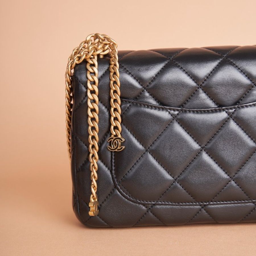 Chanel 22P 黑金琺瑯釦 方胖子-1
