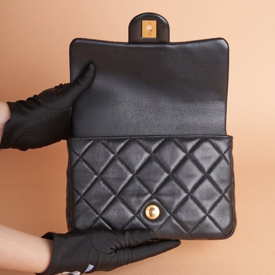 Chanel 22P 黑金琺瑯釦 方胖子-3