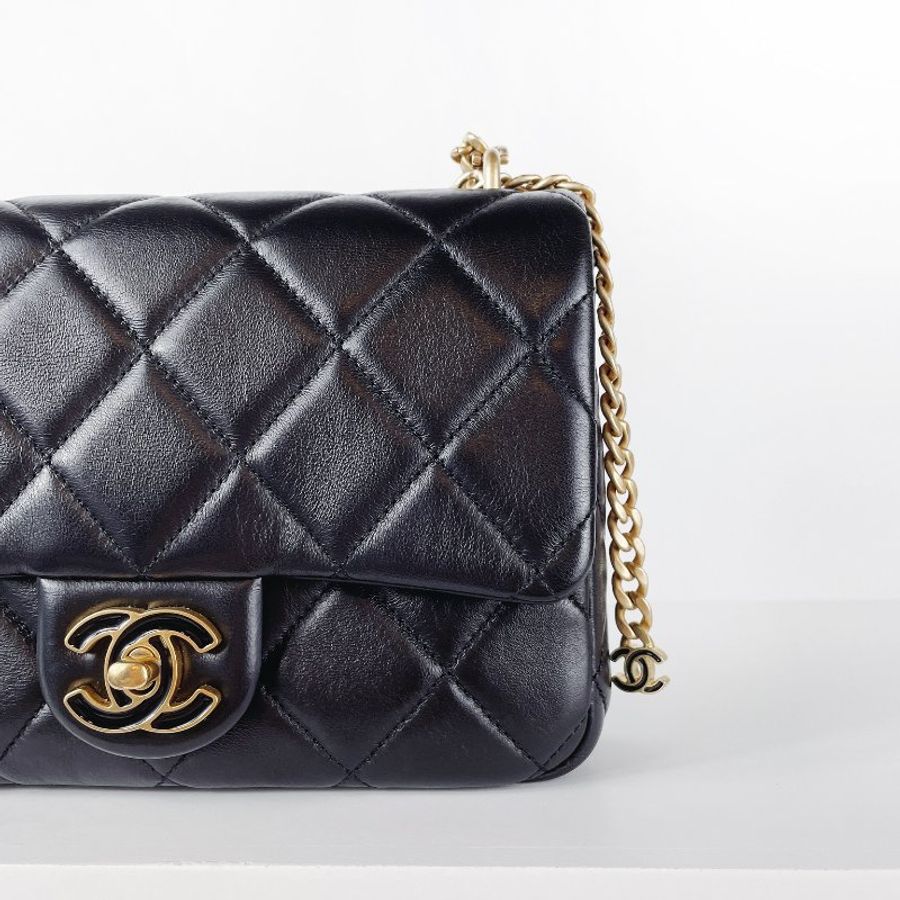 Chanel 22P 黑金琺瑯釦 方胖子-6